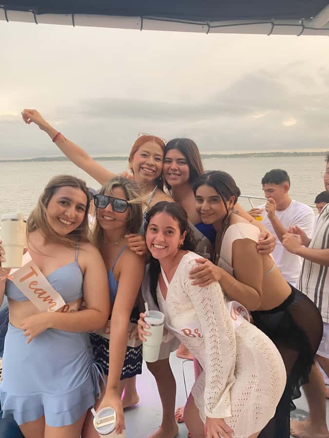 2-hour tour in Cartagena Sunset View in party boat - Virgen del Carmen stop: the best photo moment of the cruise