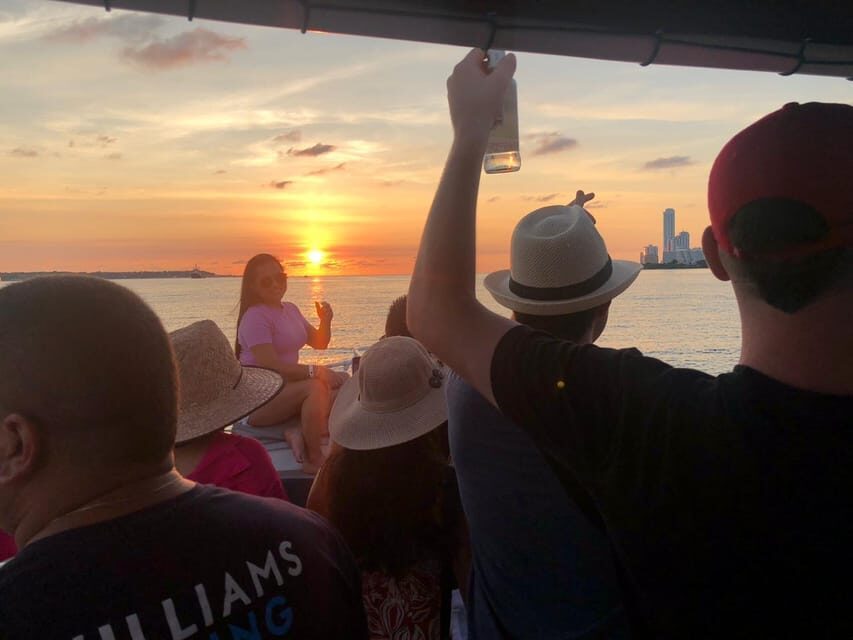 2-hour tour in Cartagena Sunset View in party boat - The entertainer and guides: why the vibe feels organized