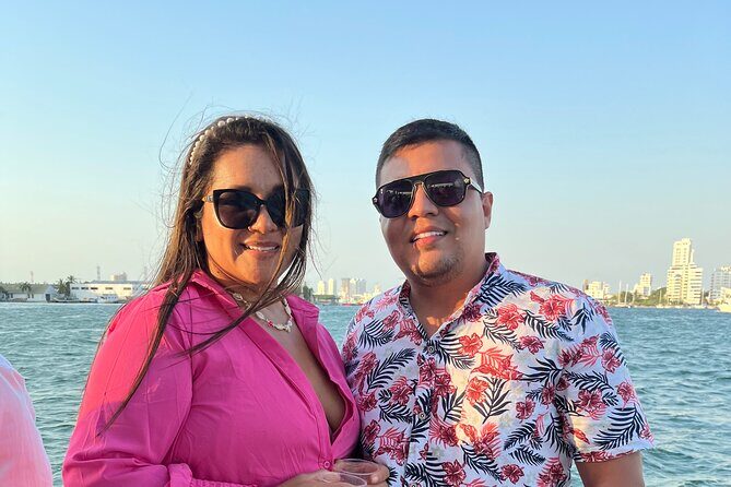 2 hrs Tour in Cartagena Bay with Sunset View - Open bar value: rum and aguardiente for two hours