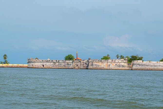 A whole day to the 5 Rosario Islands with snorkeling and plankton - From Torre del Reloj to the Bocachica fort: the morning warm-up