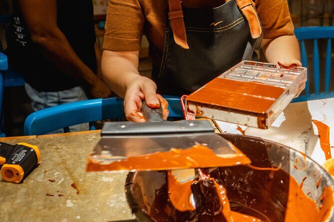 Bean to Bar Chocolate Making Experience - by Lunático Experience - Wine pairing with both red and white: a smart contrast