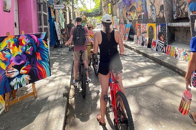 BICYCLE TOUR AND LUNCH AT SPOT FAVORITE OF ANTHONY BOURDAIN - Stop-by-stop: bay views, fort photo angles, and Getsemaní color
