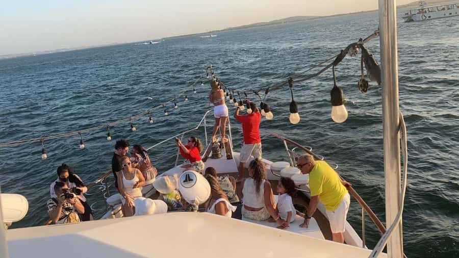 Cartagena: 4-course Culinary Experience aboard a catamaran - The catamaran cruise: 1.5 hours of skyline sightseeing