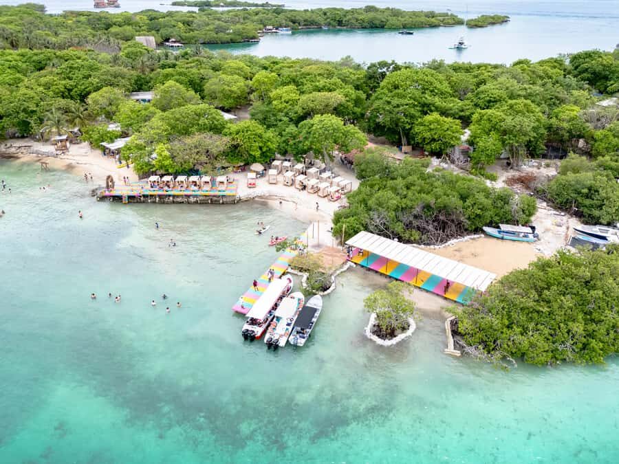 CARTAGENA: 4 islands by sport boat +oceanarium tickets - Baru Island Quiet Beach Lunch: The Best Payoff Moment