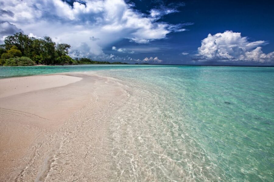 Cartagena: 5 Islands Boat Tour with Lunch, Snorkeling, & Bar - Cholón Island lunch: Caribbean food with a lot of energy