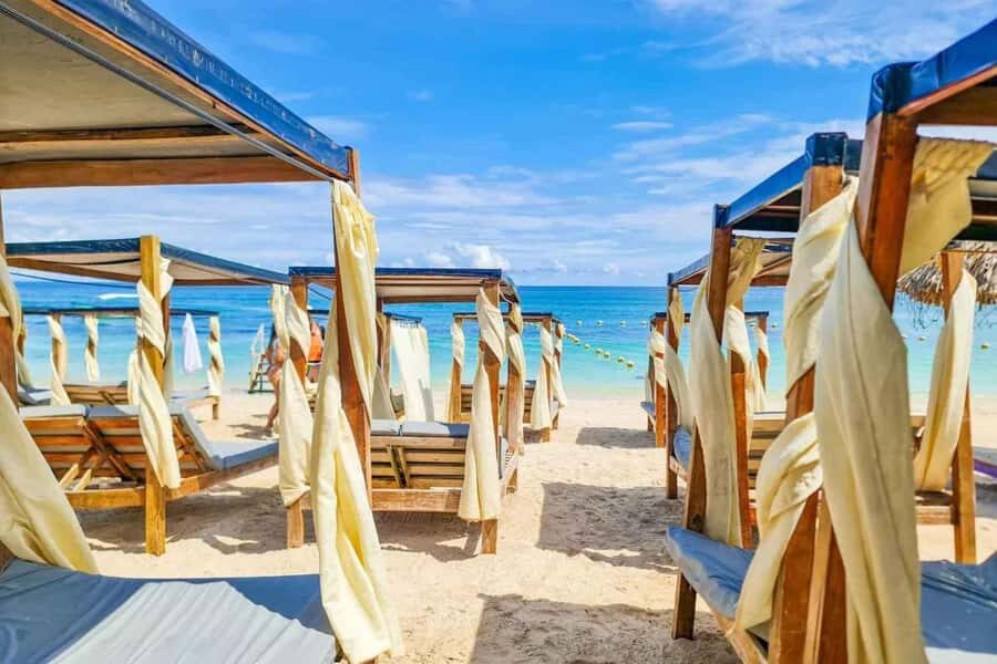 Cartagena: 5 Rosario Islands, Full party with drinks, Snorkeling and lunch - Sports boat party energy: the music, the cooler, and the drink reality