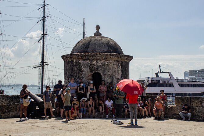 Cartagena Antigua & Barrio Getsemani group with audio system - Biblioteca Bartolomé Calvo: a quiet break in the middle of it all