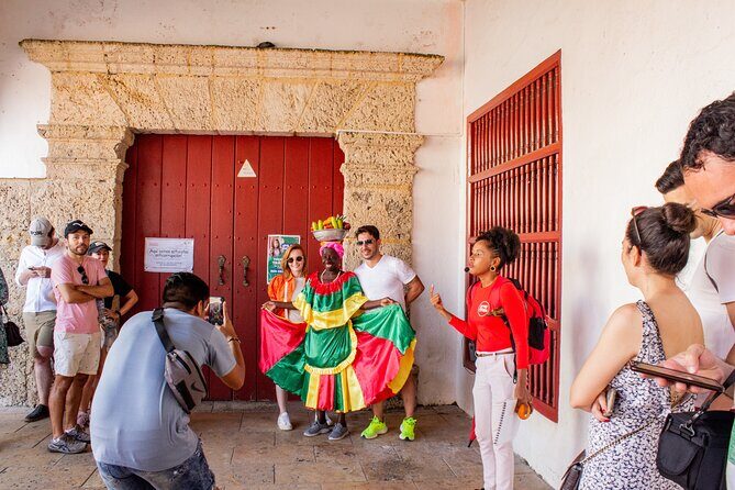 Cartagena Antigua & Barrio Getsemani group with audio system - Plaza Santo Domingo: the photo moment and the first context