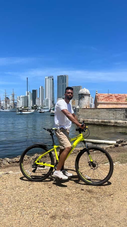 CARTAGENA: BIKE RIDE WITH LUNCH AT BOURDAIN'S FAVORITE SPOT - Barrio Chino: A Short Cultural Stop That Adds Texture