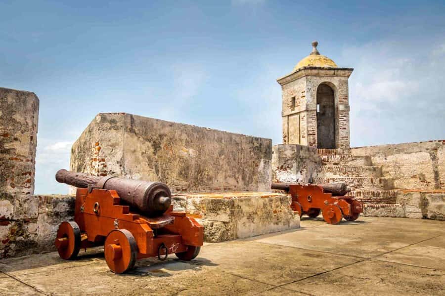 Cartagena: BILINGUAL CITYTOUR + SAN FELIPE CASTLE & Old city - A 4-Hour Plan That Covers Old Cartagena Plus San Felipe