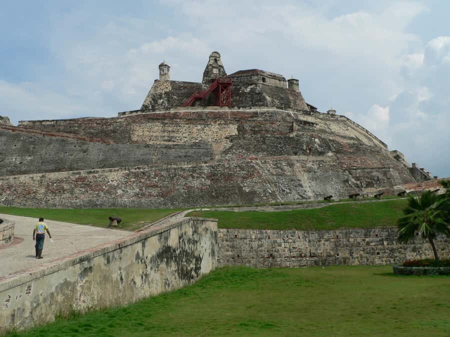 Cartagena: BILINGUAL CITYTOUR + SAN FELIPE CASTLE & Old city - San Felipe de Barajas: Skip-the-Line Castle Time That’s Worth It