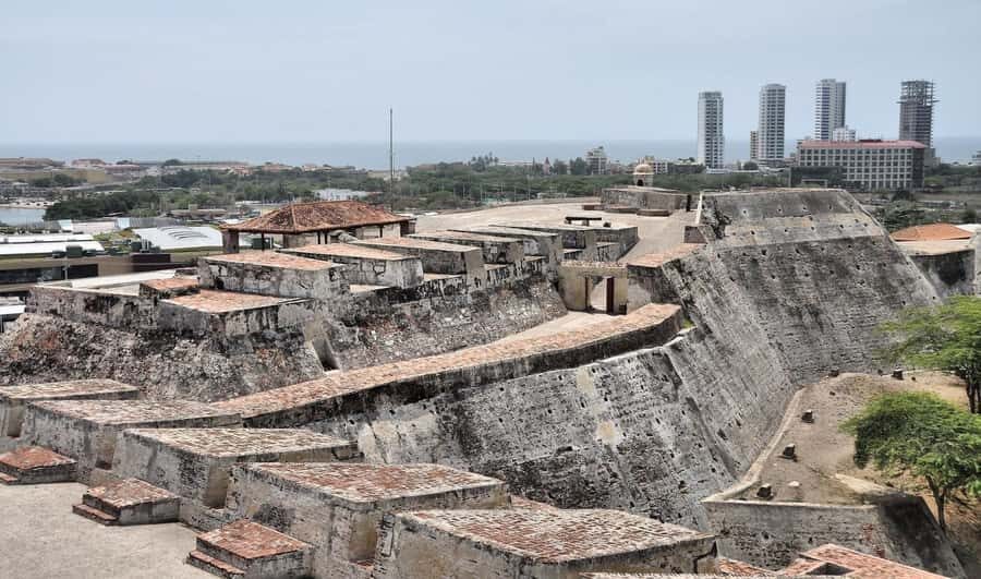 Cartagena: BILINGUAL CITYTOUR + SAN FELIPE CASTLE & Old city - The Walled City Walk: Las Bóvedas, Clock Tower, and You Know the Walls