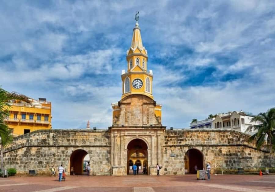 Cartagena: BILINGUAL CITYTOUR + SAN FELIPE CASTLE & Old city - Chiva Bus Ride, Bay Views, and the Iconic Starting Line