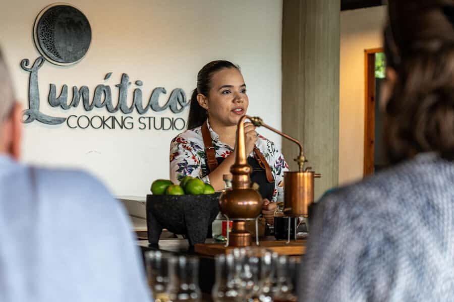 Cartagena: Boutique Rum and Chocolate Tasting at Lunático - Getting Oriented: Caffé Lunático, Castillo San Felipe, and a Simple Meeting Spot