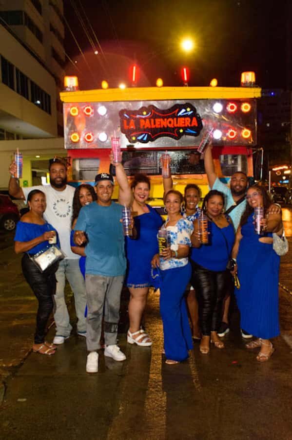CARTAGENA: Chiva Tipical Chiva Rumbera night with entrance to the Disco - Stop by stop: what each landmark stop gives you