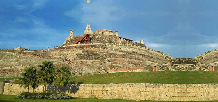 Cartagena: CITY TOUR IN ENGLISH, Old city, Monuments, Castle - Malecon bahía de las Ánimas and Bahía de Manga: viewpoints with sea-breeze payoff