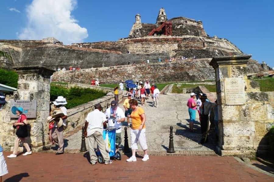 Cartagena: CITY TOUR OVERVIEW of the city Boots castle chiva - The modern coast drive: Bocagrande to Laguito viewpoints