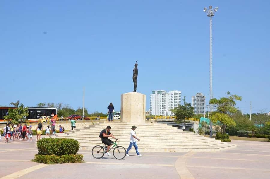 Cartagena: CITY TOUR OVERVIEW of the city Boots castle chiva - The walled city walk: Las Bóvedas, the Clock Tower area, and picture moments