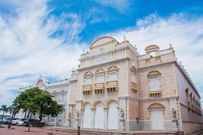 Cartagena City Tour with Popa Hill (PM) - Monumento a los Zapatos Viejos and the “new city” coast