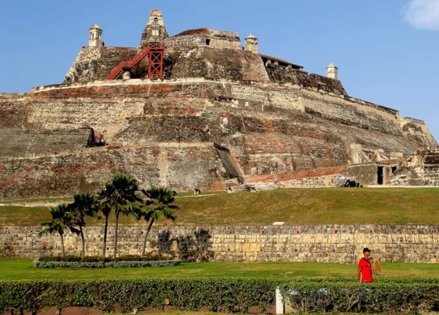 Cartagena City Tour with San Felipe Castle & Old Town Walk - Plaza de Bolívar: a calm pocket between big stops