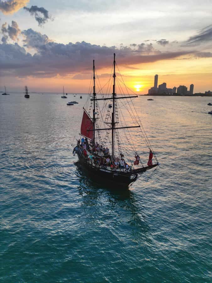 Cartagena, CO: Sunset Skyline Pirate Boat Tour with Drinks - Price and value: what $50 buys you for 90 minutes
