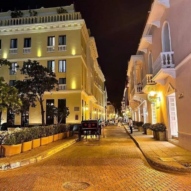 Cartagena: COLLONIAL HORSE DRAWN CARRIAGE by THE OLD CITY - Where it starts: Navy Park and the naval museum area
