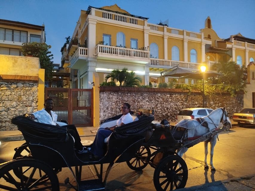 Cartagena: COLLONIAL HORSE DRAWN CARRIAGE by THE OLD CITY - What the bilingual guide does for your experience
