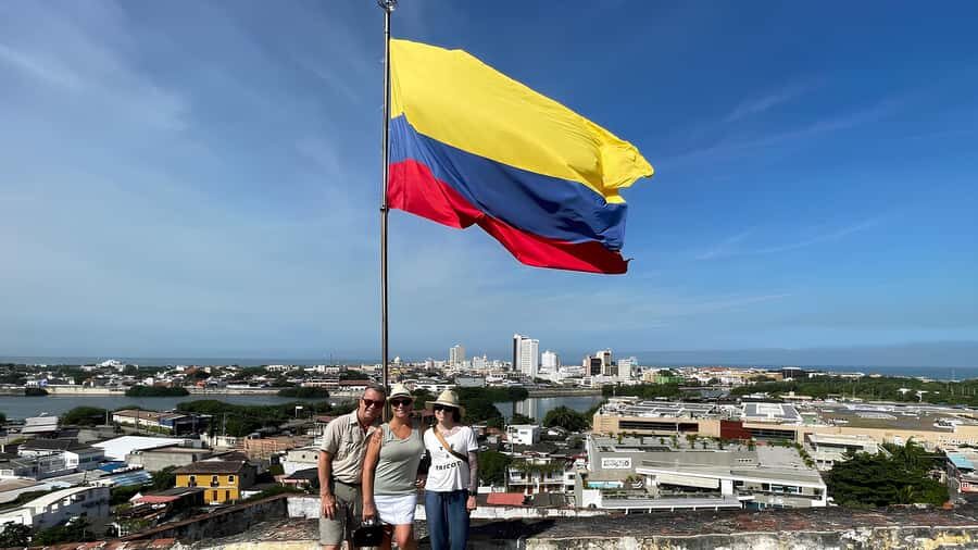 Cartagena: Complete Tour "San Felipe Castle, Popa and Getsemaní". - How the tour moves: colonial streets, squares, and modern Cartagena