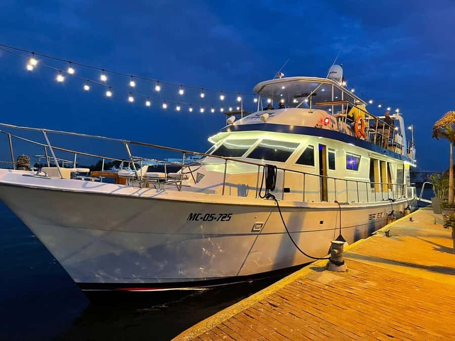 Cartagena: Cruise by the Bay with Dinner and Wine - Boarding at Muelle de la Bodeguita: Door 4 and a 7:00 Departure