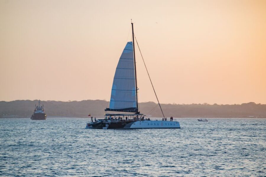 Cartagena de Indias: 2-Hour Sunset Cruise - Leg 2: Between Castillo Grande and Manzanillo Island