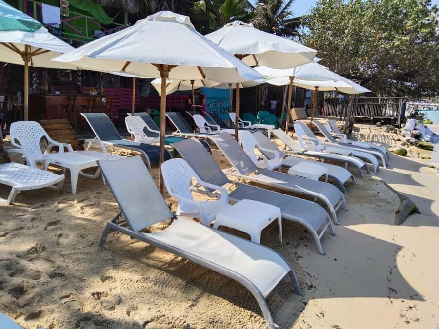 Cartagena de Indias: Pasadia 5 Islas del rosario and Baru boat trip - Isla Grande scenic drive: the long stretch that can feel slow