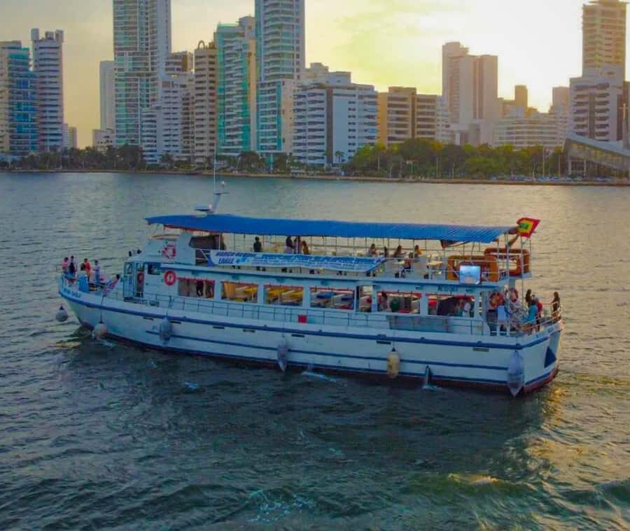 Cartagena de Indias: Sunset Cruise Open Bar with Dance Show - Getting to Muelle de la Bodeguita and finding Door 4