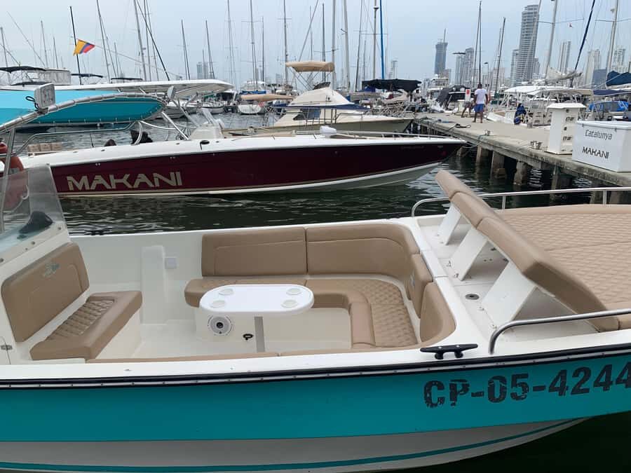 CARTAGENA, EXCLUSIVE launch for Rosario and Baru Islands - Meeting point at the marina and getting on the right boat