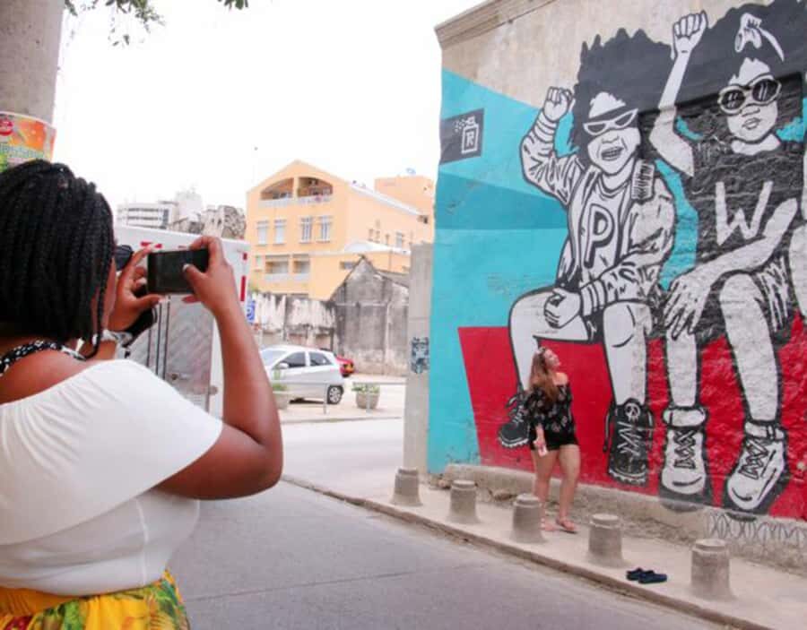 Cartagena: Graffiti Tour in Getsemani - First mural stops: Calle de la Media Luna and the art in layers
