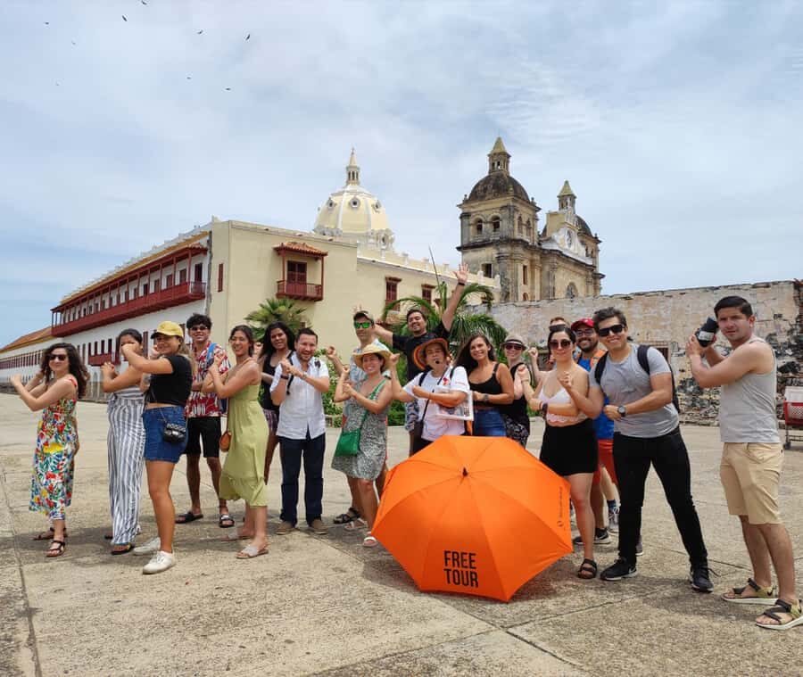 Cartagena: Historic Center and Getsemaní Shared Walking Tour - Plaza Bolívar pause and Centennial Park: shade, animals, and a different Cartagena