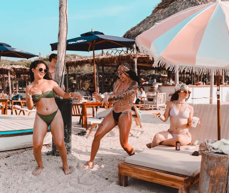 Cartagena: La Punta Beach Club Day Pass (Lunch included) - Facilities plan: pool, volleyball, swings, and a 360-degree bar