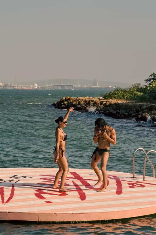 Cartagena: La Punta Beach Club Day Pass (Lunch included) - Arrival and beach setup: check-in, welcome drink, and your sunbed