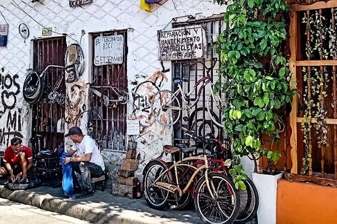 Cartagena Magic: Tour Historic Center and Gethsemane District - Entering the Walled City: Plaza de los Coches and the Clock Tower