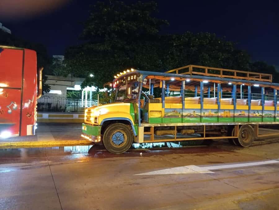 Cartagena: Party on a typical bus crossing the city - La India Catalina: the photo stop that anchors the tour
