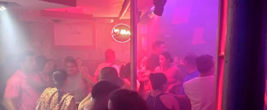 Cartagena: Party on a typical bus crossing the city - Letras de Cartagena: quick and fun, but also part of the vibe