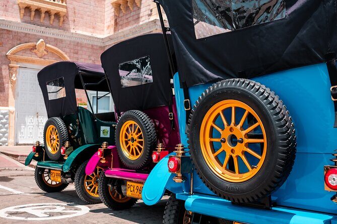Cartagena Private Classic Car Tour Up to 5+ Bilingual Guide - Las Bóvedas: colonial dungeons turned into craft shopping