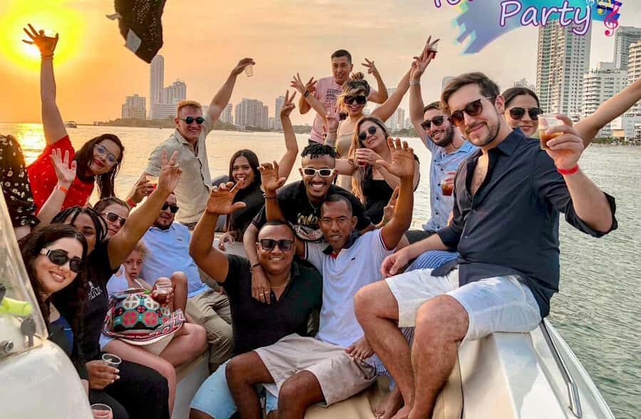 Cartagena: Private Sunset and Night Boat Tour - Getting to the pier: the exact meeting area to look for