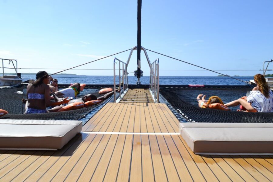 Cartagena: Rosario Islands Catamaran with Lunch and Snorkel - The cruise out of Cartagena: sailing energy with a practical timeline