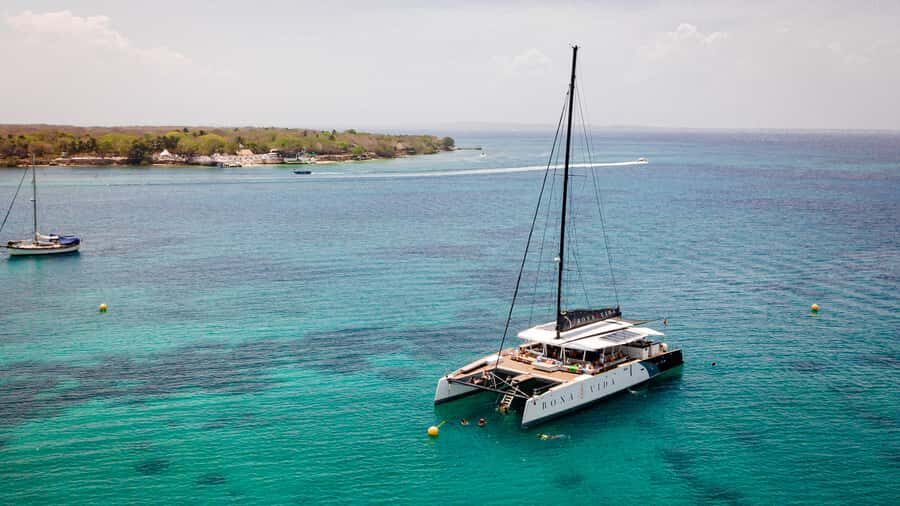 Cartagena: Rosario Islands Catamaran with Lunch and Snorkel - Drinks and the bar: included soft drinks help you keep control