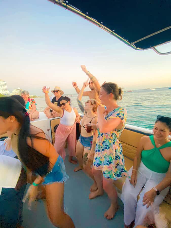 Cartagena: Speed Boat Party on the Bay with open bar - Meet at Muelle de los Pegasos and get the party started