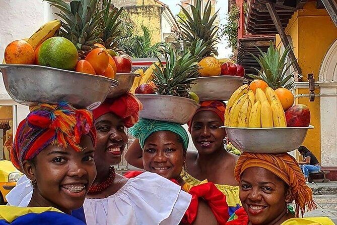 Cartagena Street Food Adventure & Full City Tour with Local Guide - Start at Plaza de San Diego: a good warm-up before the Old City