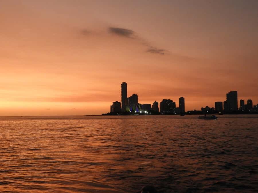 Cartagena: Sunset baytour with Dj, drinks and disco - On foot in Calle Adentro: the quick shift from boat to night energy