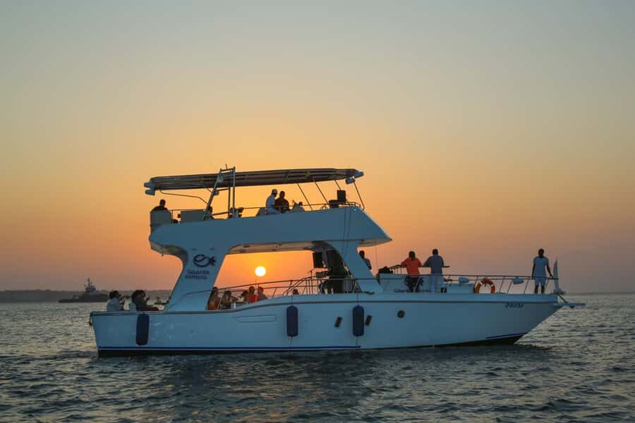 Cartagena: Sunset Cruise with Open Bar - Crew service: the difference between a ride and a real experience