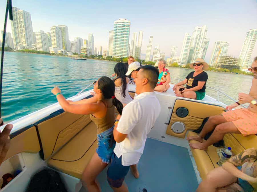 Cartagena: Sunset in boat in the bay with music and liquor - Finding Muelle de los Pegasos and lining up for the 17:00-ish departure