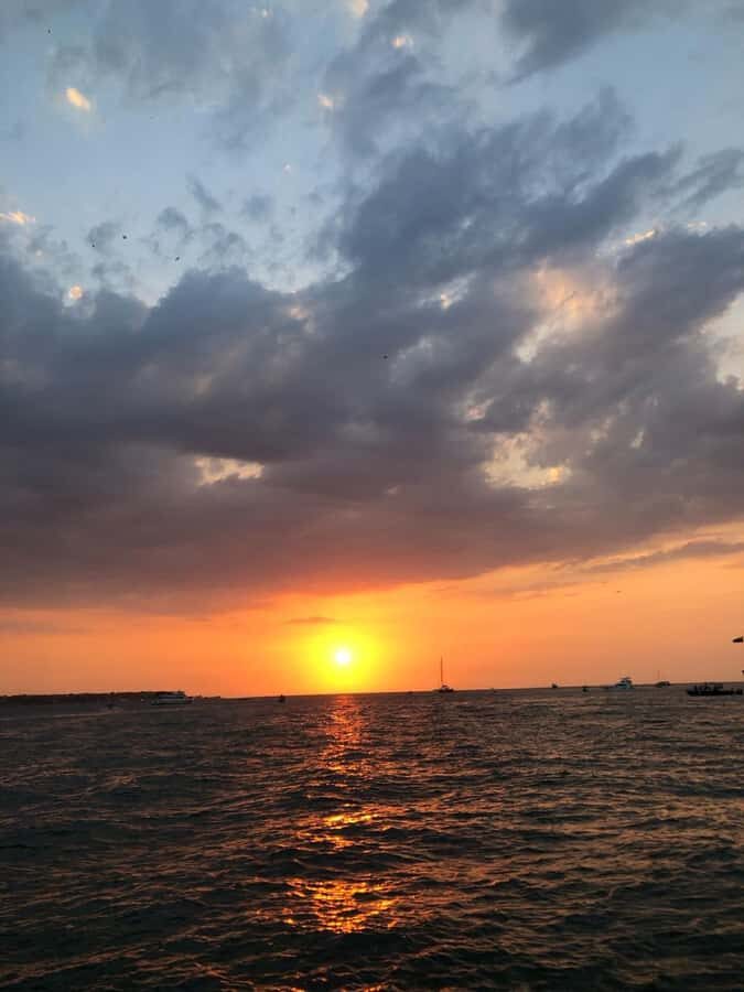 Cartagena: Sunset in boat in the bay with music and liquor - Service and vibe: entertainer attention, punctual timing, and meeting people